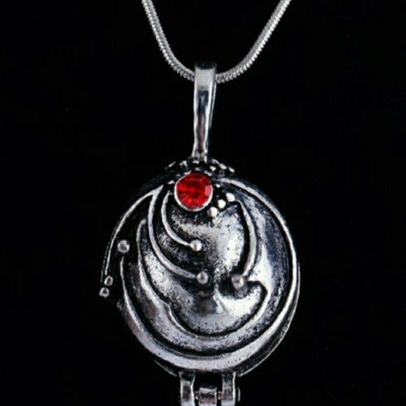 NEW Vampire Diaries Elena Gilbert Vervain Necklace With Locket - Picture 3 of 8